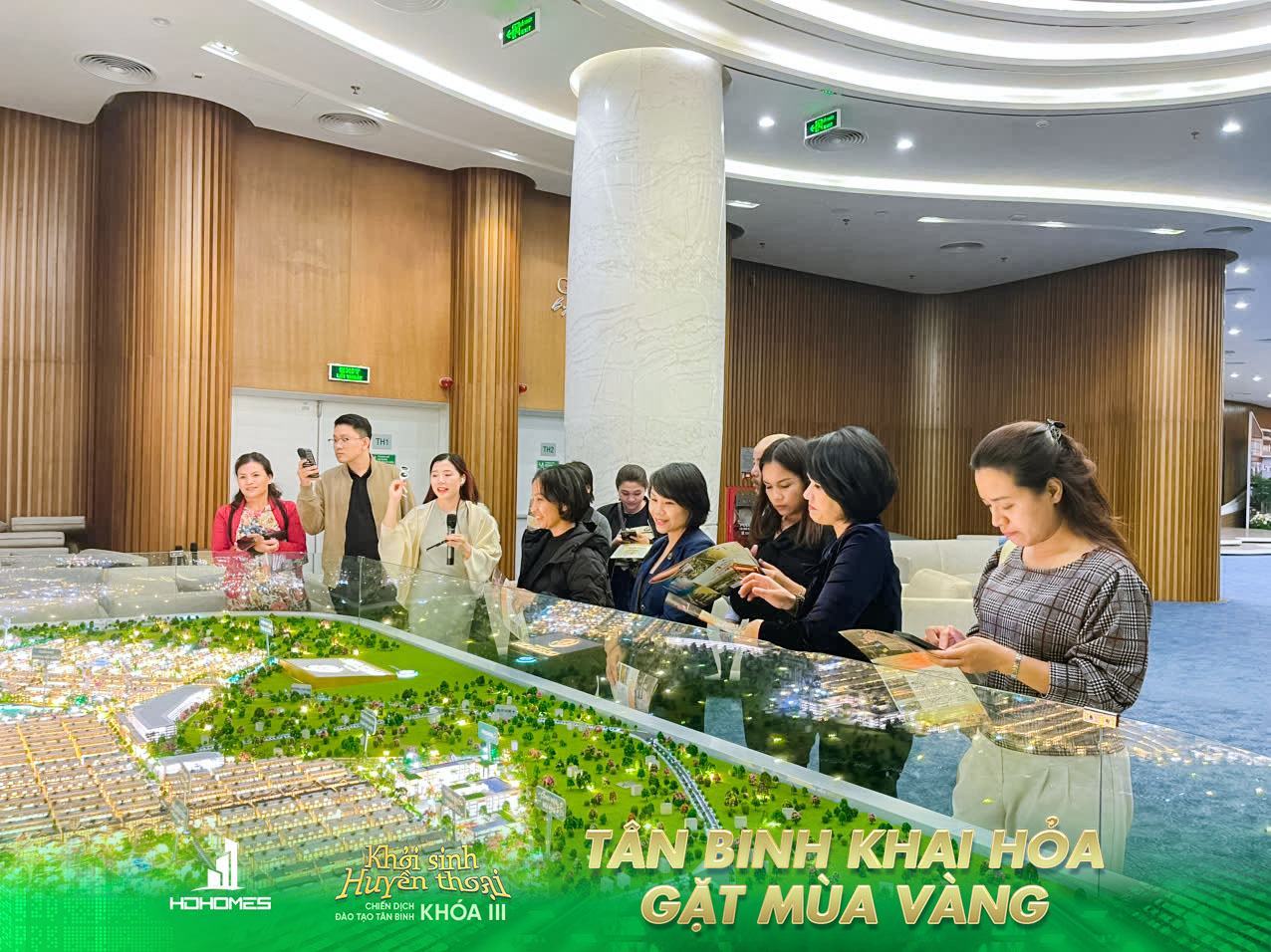 Các tân binh khóa 3 của HDHomes được đào tạo trực tiếp tại sa đồ dự án.  