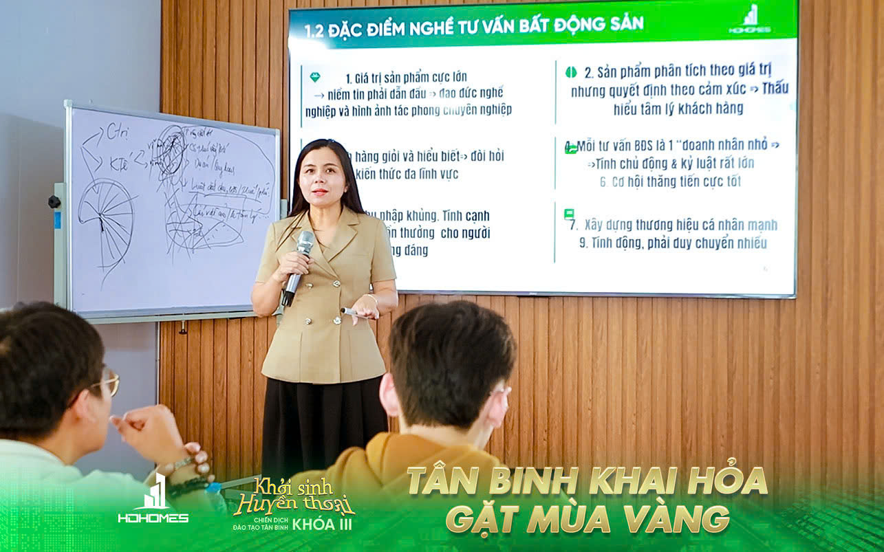 Bà Đỗ Thị Ngọc Trâm, Chủ tịch HĐQT HDHomes chia sẻ kinh nghiệm nghề cho các tân binh mới. 