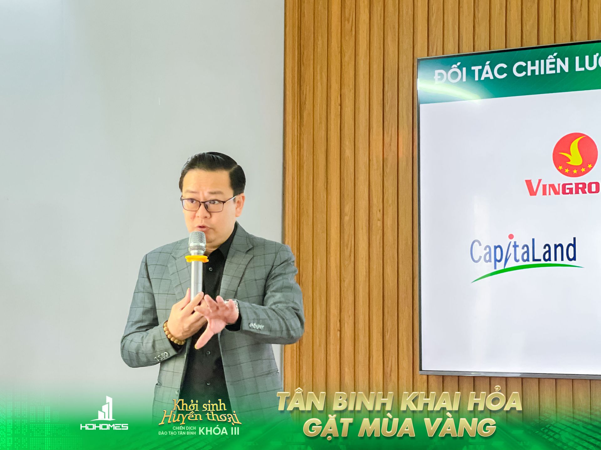 Ông Mai Hồng Dương Tổng Giám đốc HDHomes chia sẻ những thông tin về công ty tới các tân binh mới. 