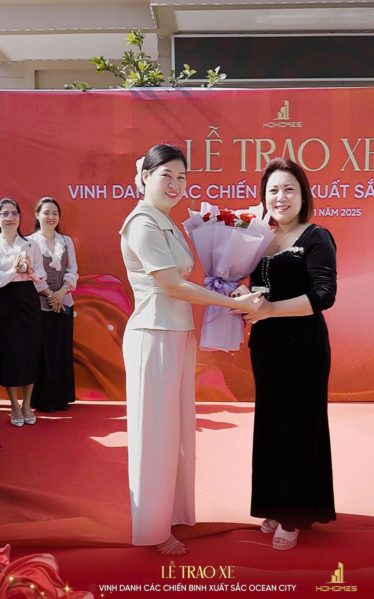 Đại diện chủ đầu tư Ocean City (áo trắng) chúc mừng các chiến binh của HDHomes. 