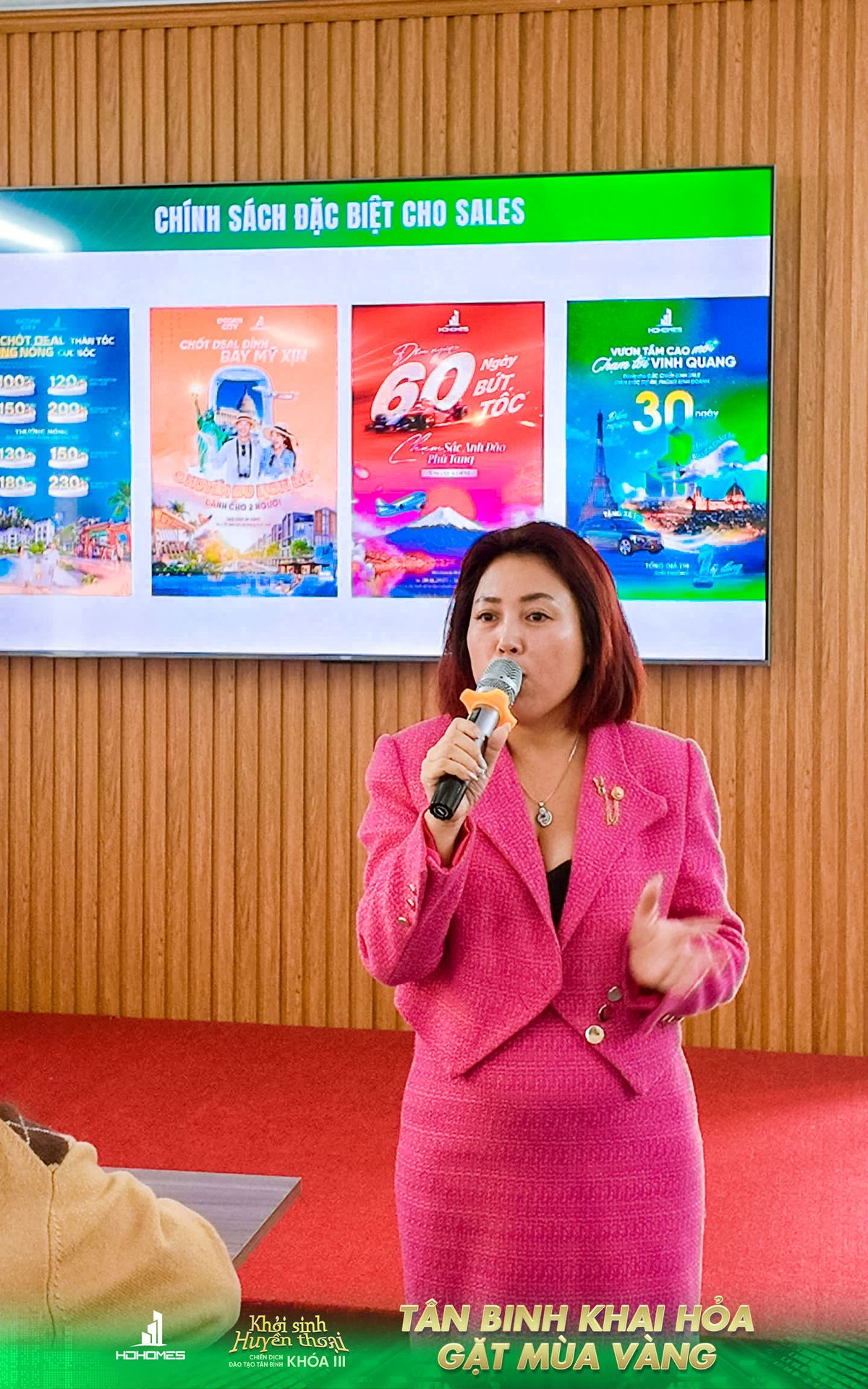 Giám đốc Dự án Nguyễn Thị Hương Loan chia sẻ các kỹ năng chốt deal cho các tân binh khóa 3 của HDHomes.